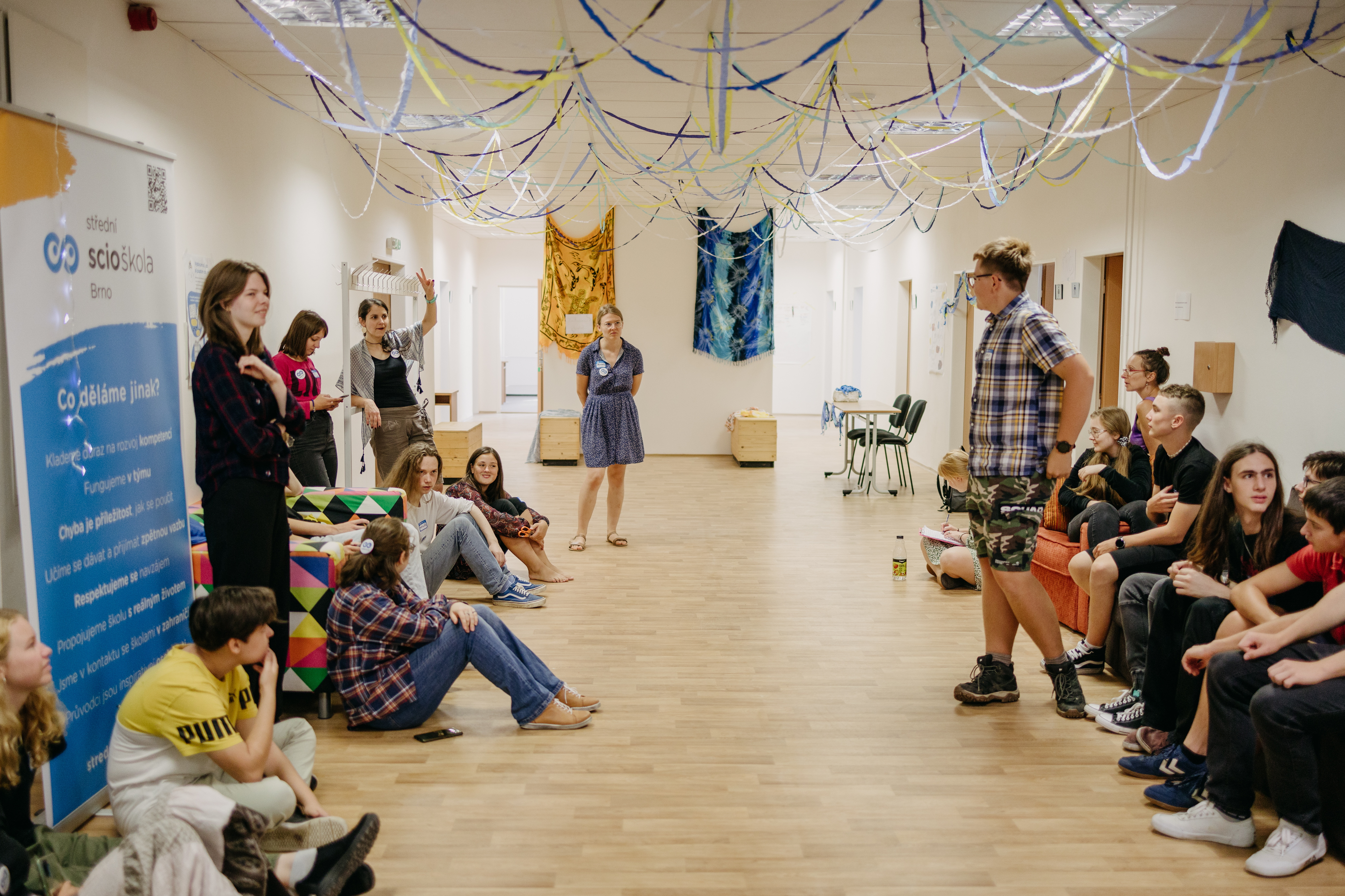 Foto diskuze studentů ve společném prostoru