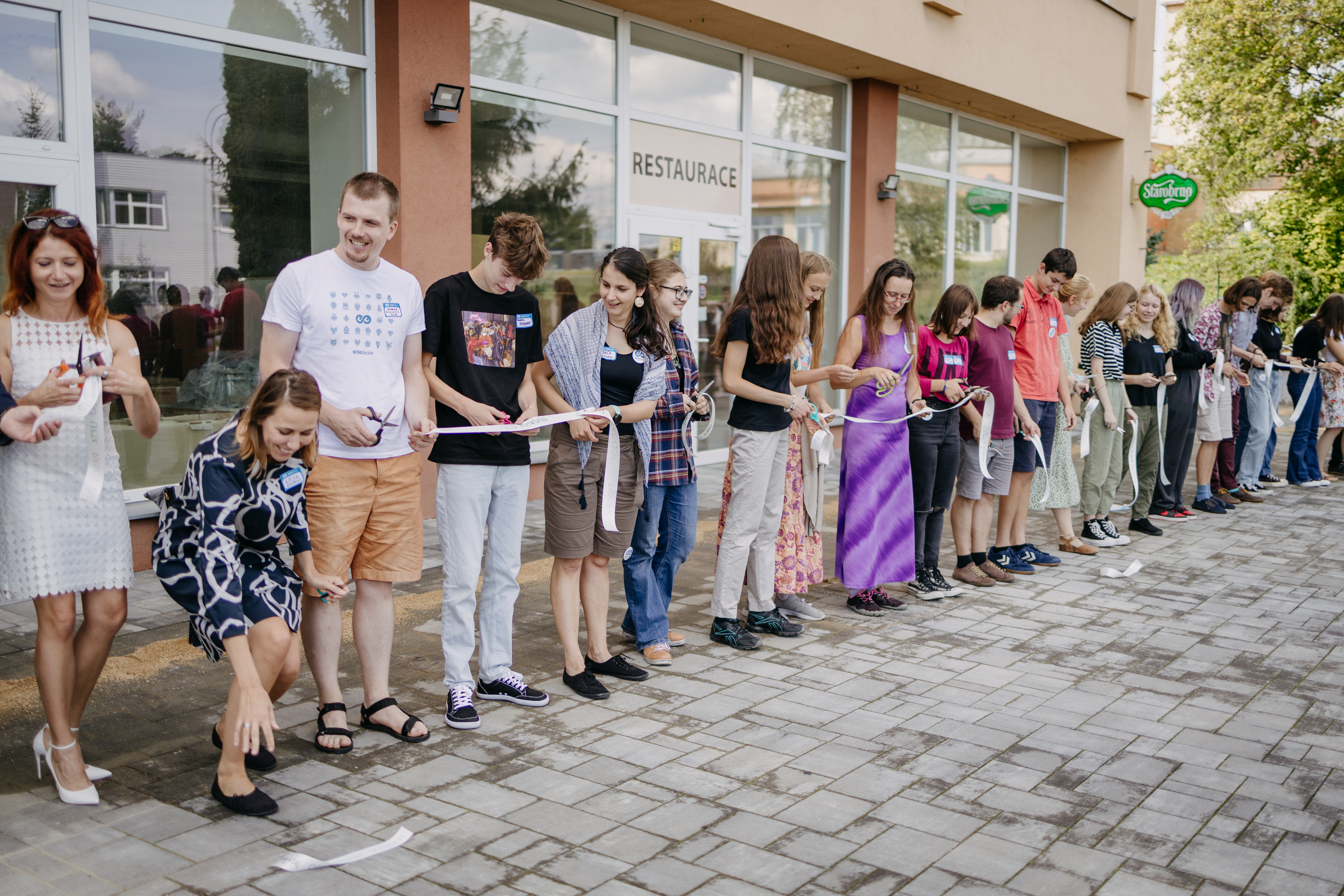 Studenti stříhají pásku