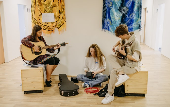 Studenti hrají na kytary